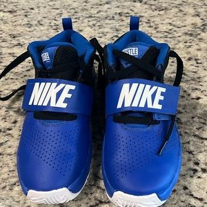 Nike Team Hustle D8 Boys Sneakers